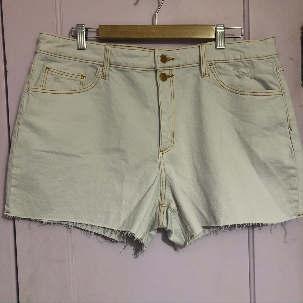 NWT Universal Thread white denim shorts